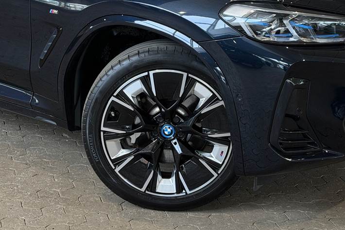 Blå BMW iX3 fra 2023