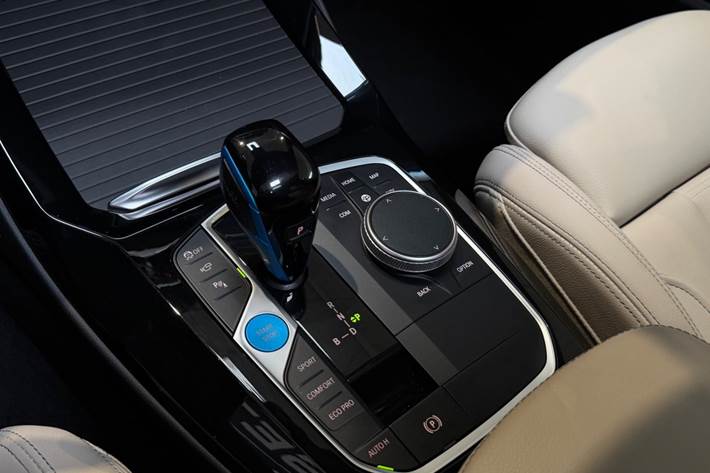 Blå BMW iX3 fra 2023