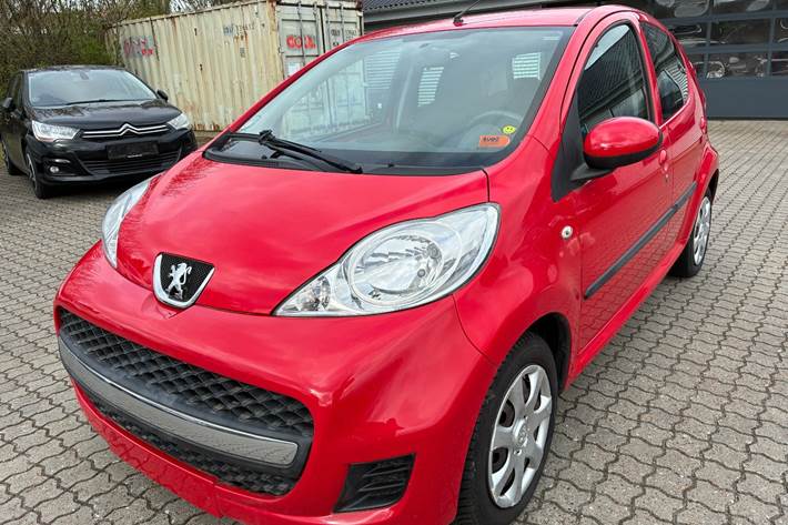 Rød Peugeot 107 fra 2011