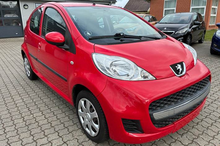 Rød Peugeot 107 fra 2011