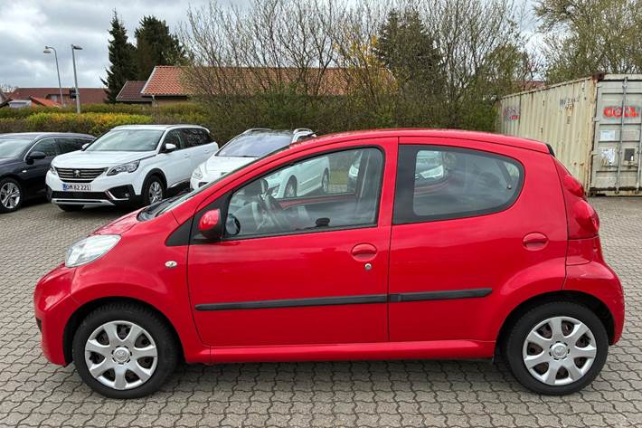 Rød Peugeot 107 fra 2011