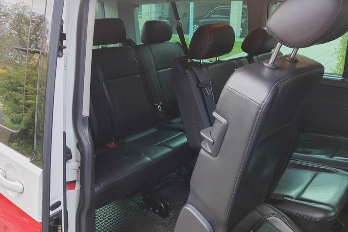 Hvid VW Caravelle fra 2016