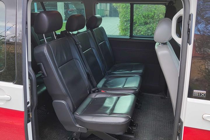 Hvid VW Caravelle fra 2016