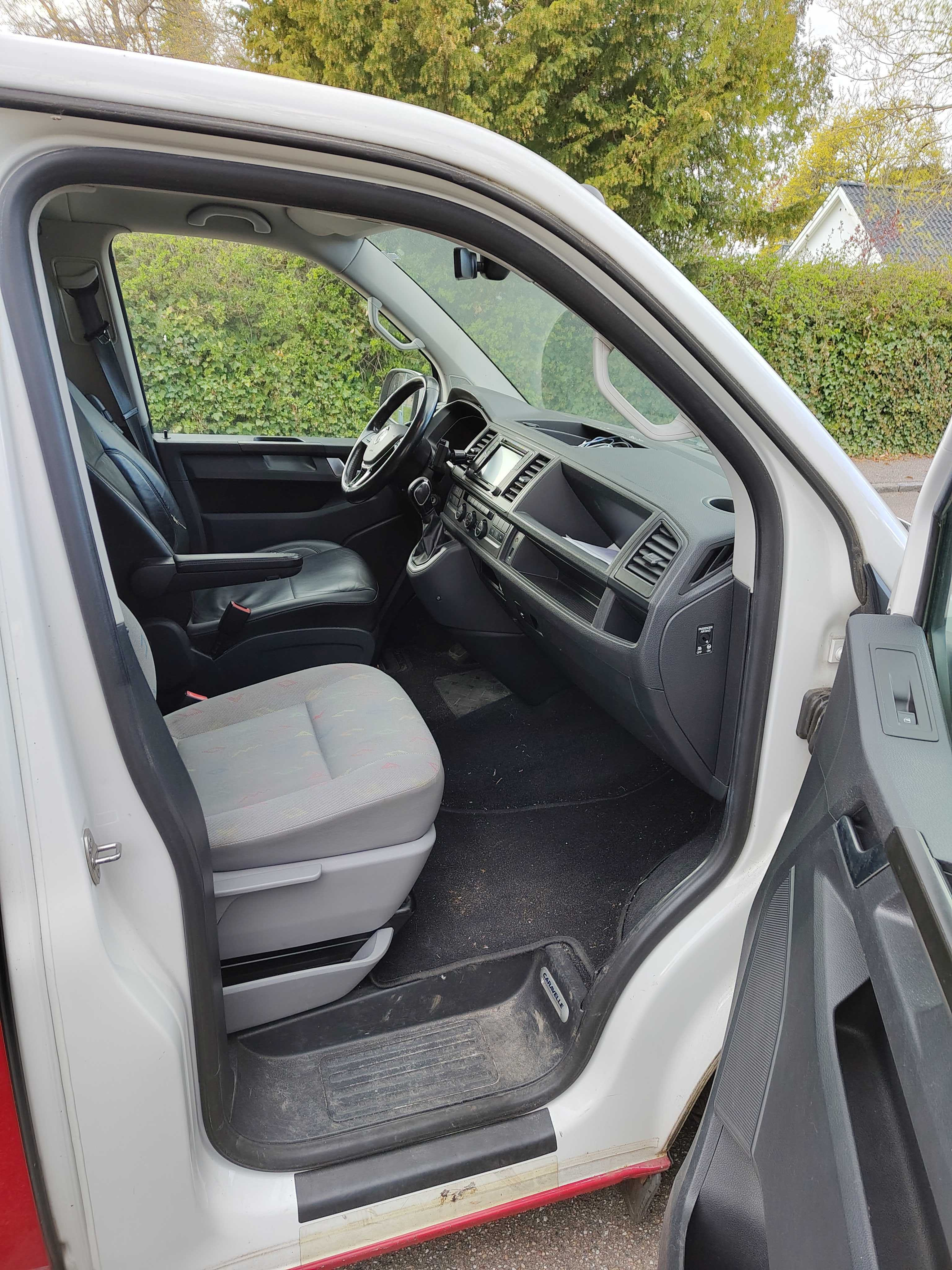 Hvid VW Caravelle fra 2016