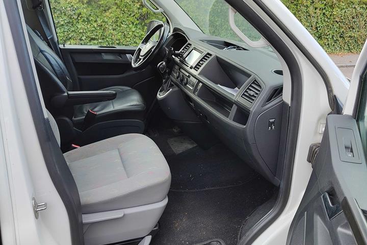 Hvid VW Caravelle fra 2016