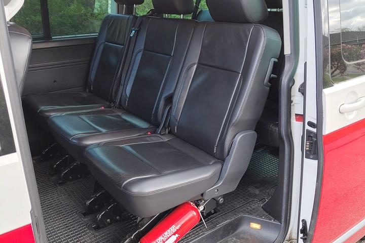 Hvid VW Caravelle fra 2016