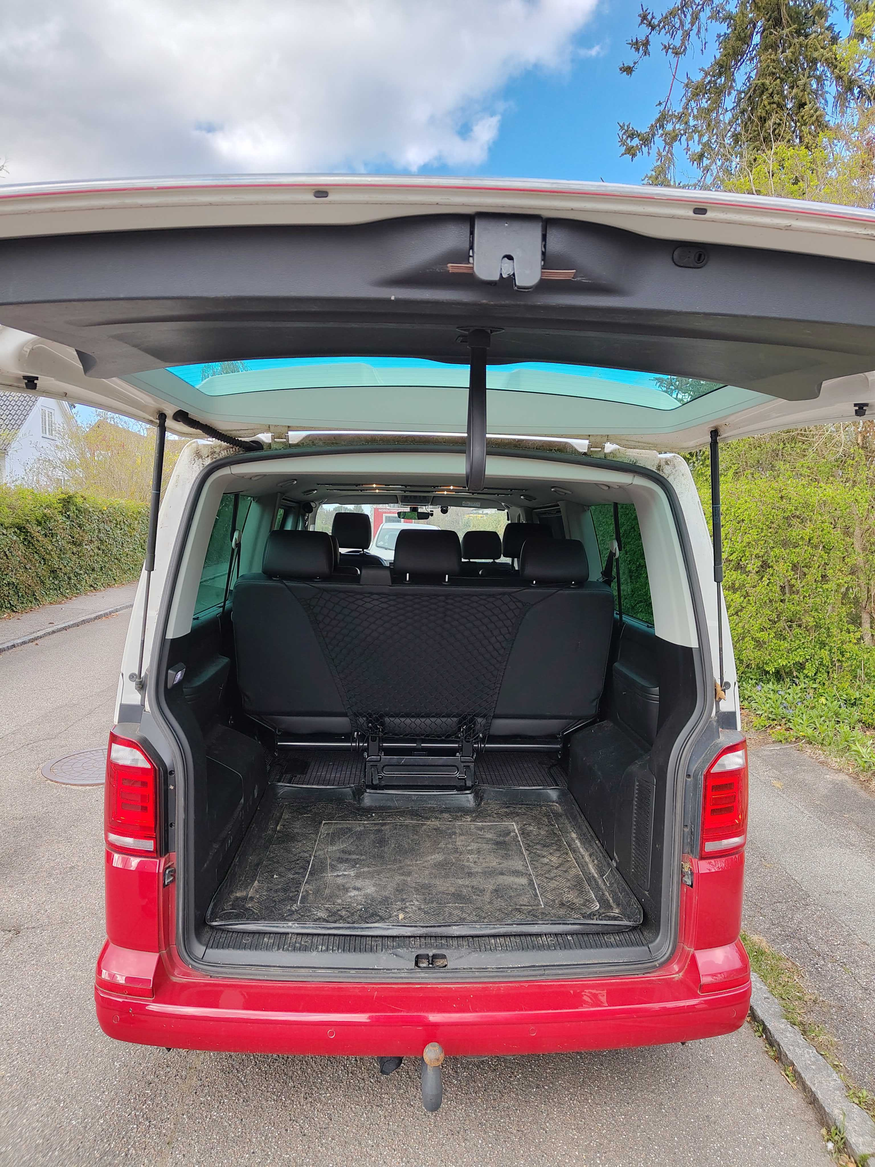 Hvid VW Caravelle fra 2016