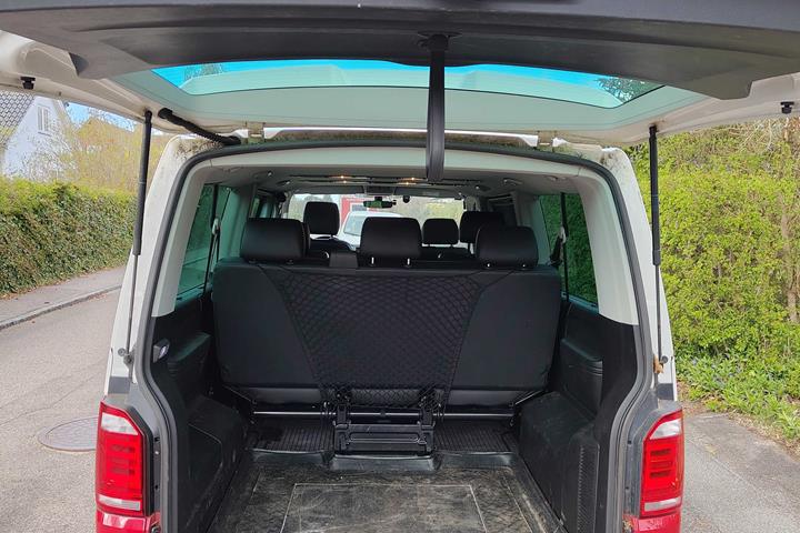 Hvid VW Caravelle fra 2016