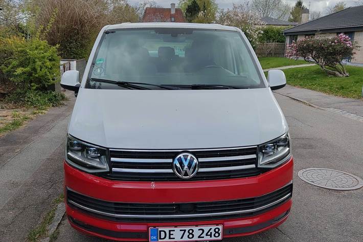Hvid VW Caravelle fra 2016