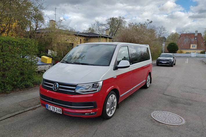 Hvid VW Caravelle fra 2016