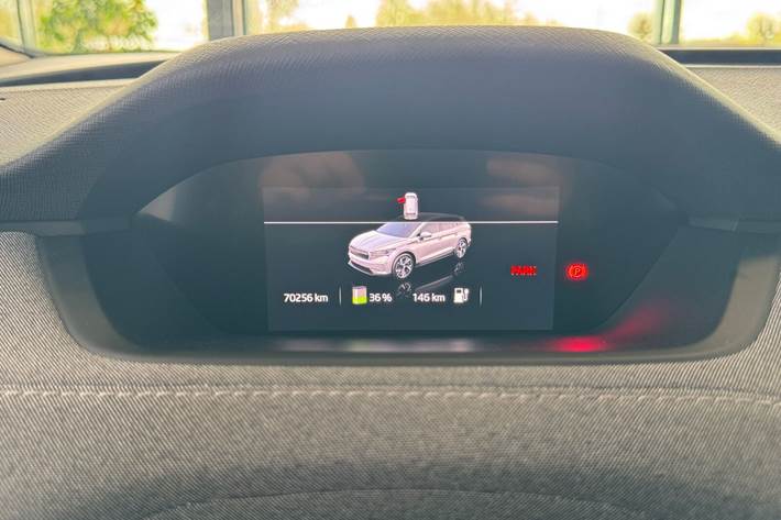 Hvid Skoda Enyaq fra 2023