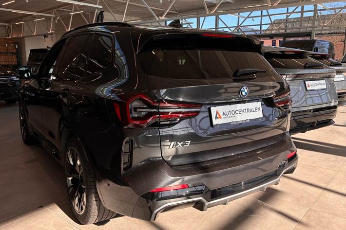 Grå BMW iX3 fra 2022