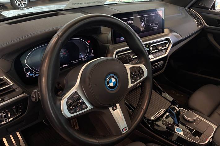 Grå BMW iX3 fra 2022