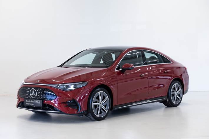 Rød Mercedes CLA250+ fra 2025 set udefra