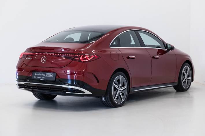 Rød Mercedes CLA250+ fra 2025