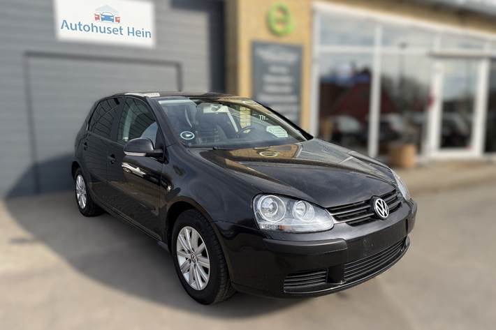 Sort VW Golf V fra 2004 set udefra