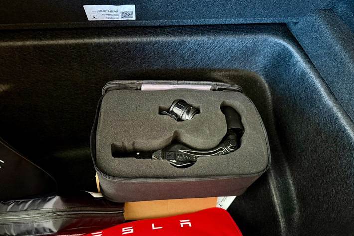 Sølv Tesla Model Y fra 2023