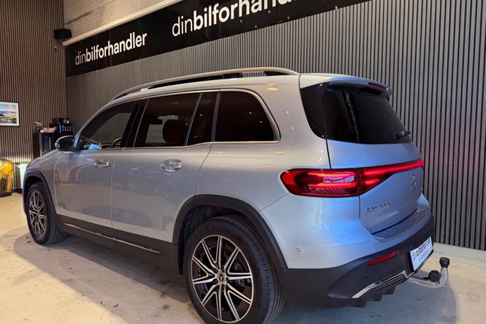 Sølv Mercedes EQB300 fra 2024