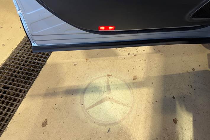 Sølv Mercedes EQB300 fra 2024