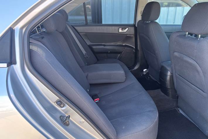 Sølv Hyundai Sonata fra 2007 set indefra