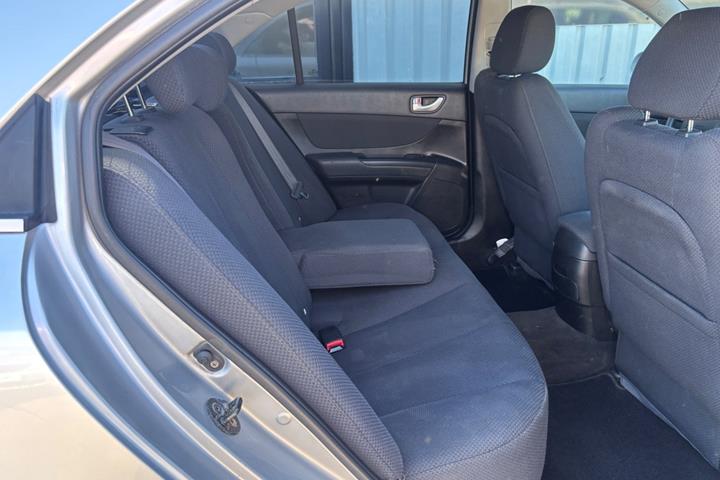 Sølv Hyundai Sonata fra 2007 set indefra
