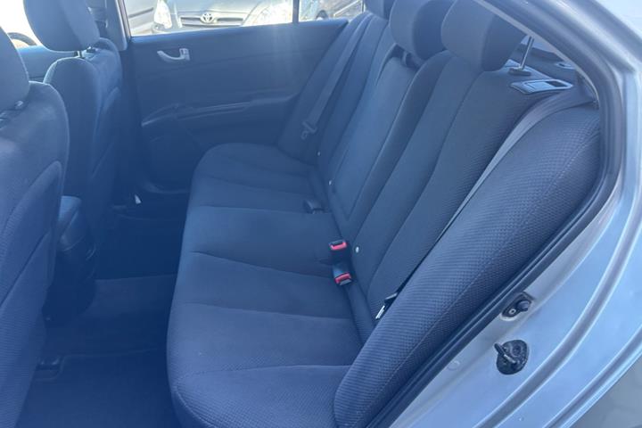 Sølv Hyundai Sonata fra 2007 set indefra