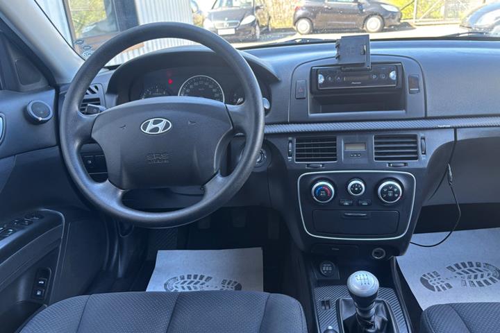 Sølv Hyundai Sonata fra 2007 set indefra