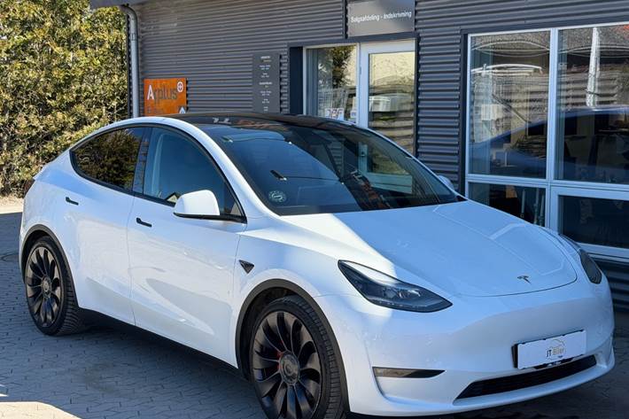 Hvid Tesla Model Y fra 2023