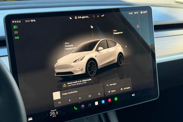 Hvid Tesla Model Y fra 2023
