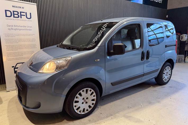 Blå Fiat Qubo fra 2013 set udefra