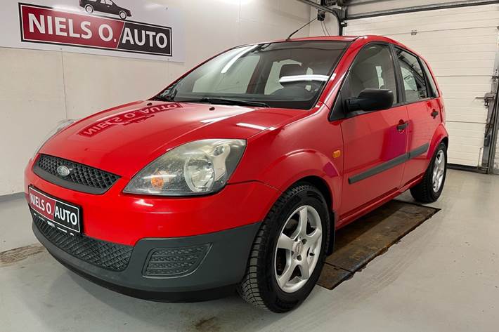 Rød Ford Fiesta fra 2008 set udefra