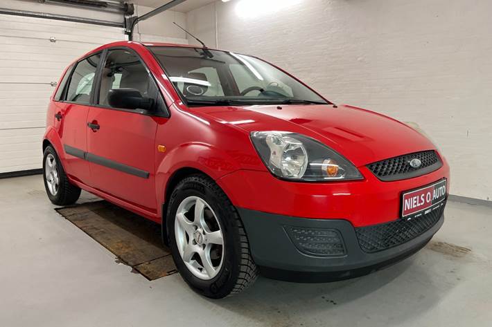 Rød Ford Fiesta fra 2008