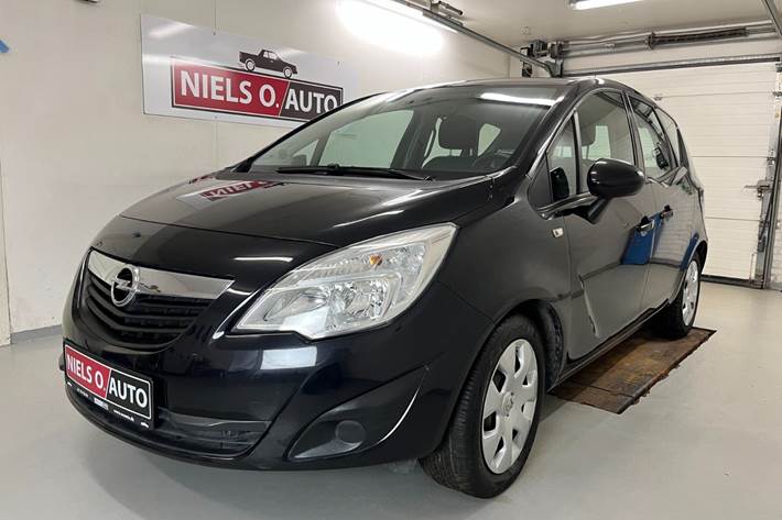 Sort Opel Meriva fra 2012 set udefra