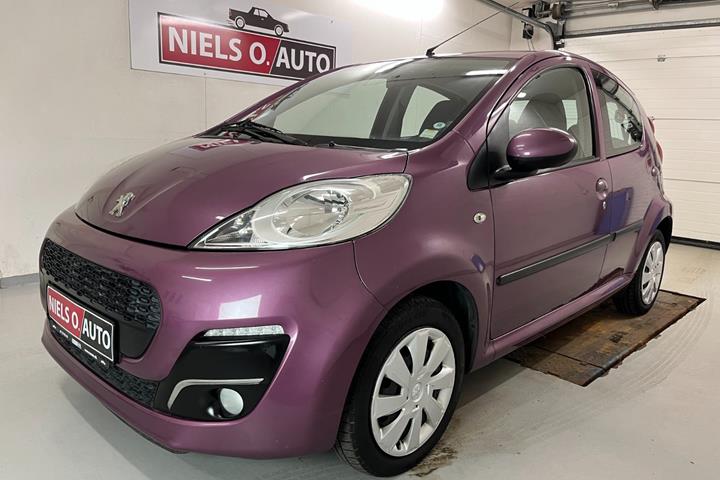 Lilla Peugeot 107 fra 2013 set udefra