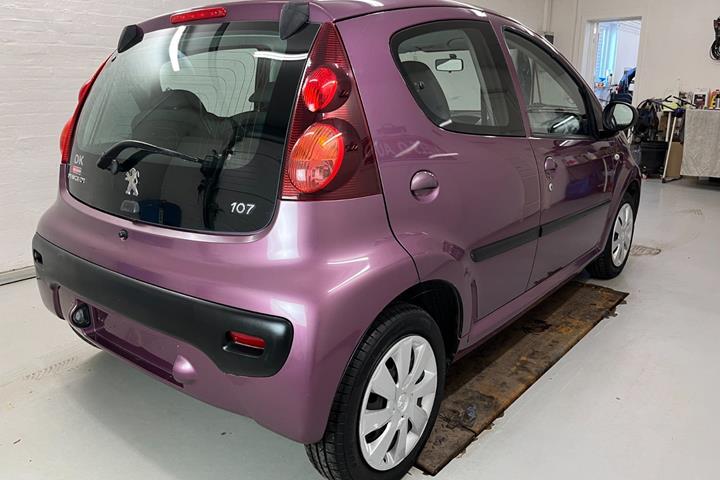 Lilla Peugeot 107 fra 2013