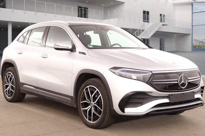 Sølv Mercedes EQA250 fra 2023 set udefra