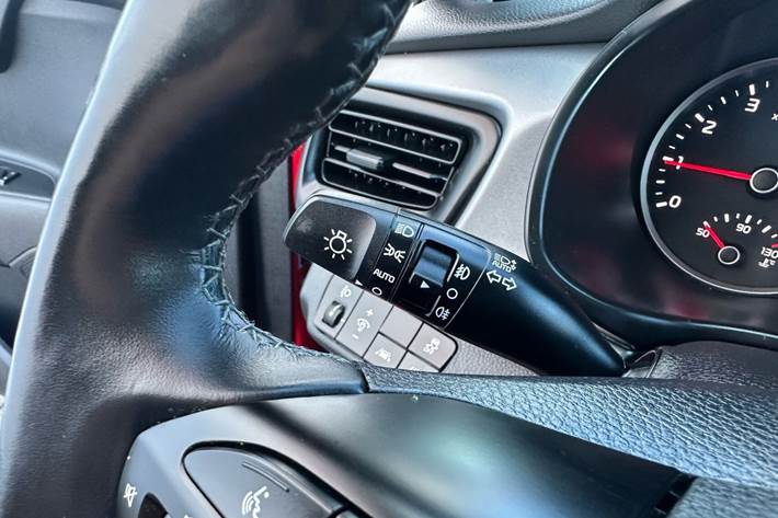 Rød Kia Rio fra 2018