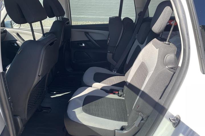 Hvid Citroën C4 Picasso fra 2016 set indefra