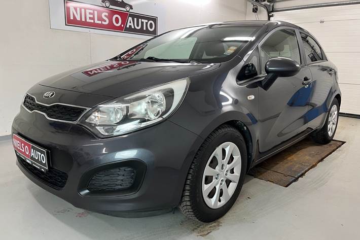 Grå Kia Rio fra 2014 set udefra