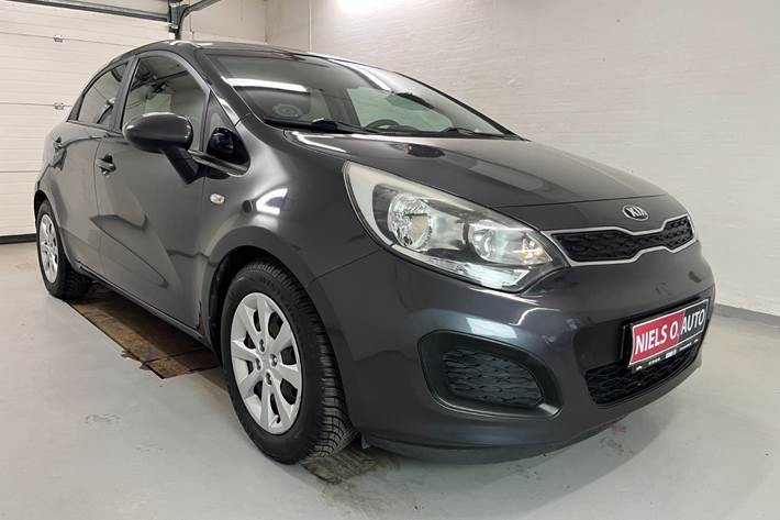 Grå Kia Rio fra 2014