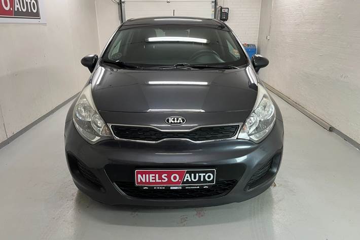 Grå Kia Rio fra 2014