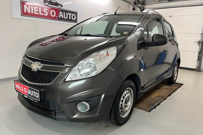Brun Chevrolet Spark fra 2012 set udefra
