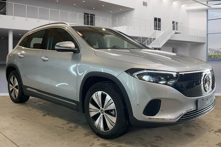 Sølv Mercedes EQA250 fra 2025 set udefra