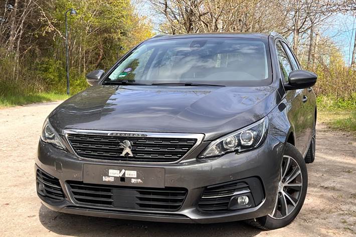 Grå Peugeot 308 fra 2019