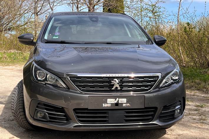Grå Peugeot 308 fra 2019