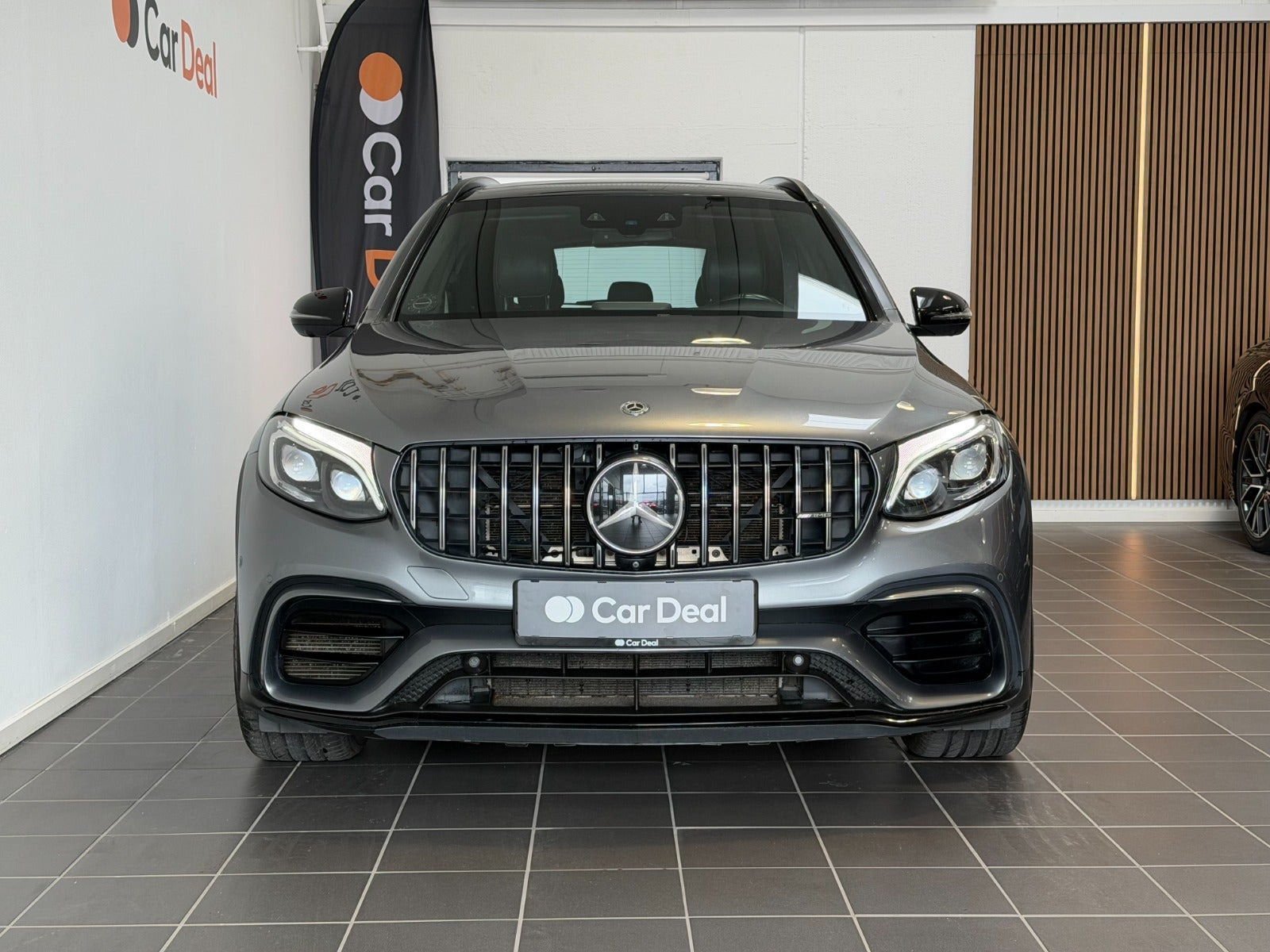 Grå Mercedes GLC63 fra 2017