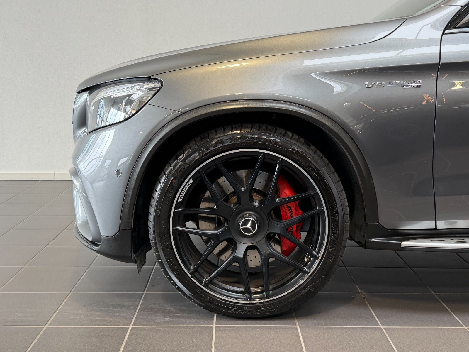 Grå Mercedes GLC63 fra 2017