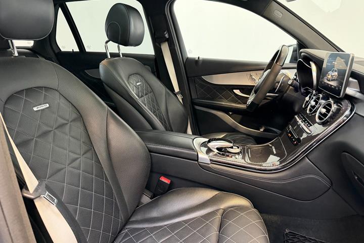 Grå Mercedes GLC63 fra 2017