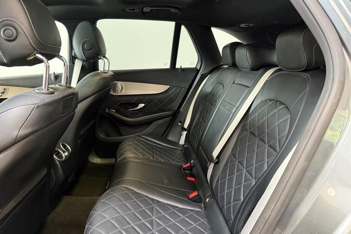 Grå Mercedes GLC63 fra 2017
