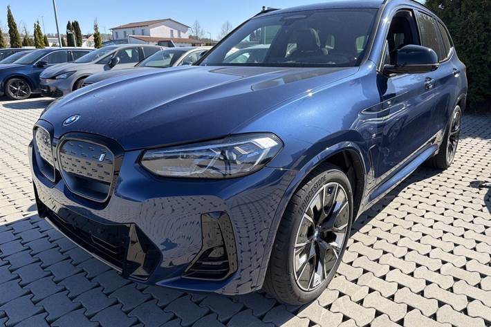 Blå BMW iX3 fra 2023 set udefra